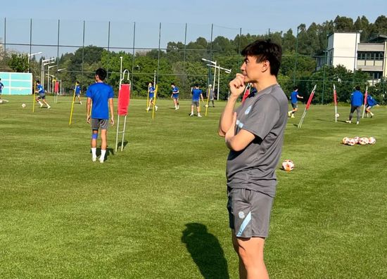 即便是在比利时国家队，卢卡库的进球脚步也没有停下，他在对阵阿塞拜疆的比赛中37分钟内就打进了4球。